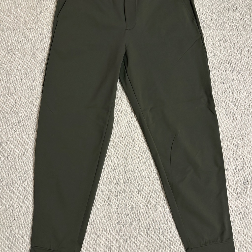 Uniqlo’s Men's Olive Green Pants